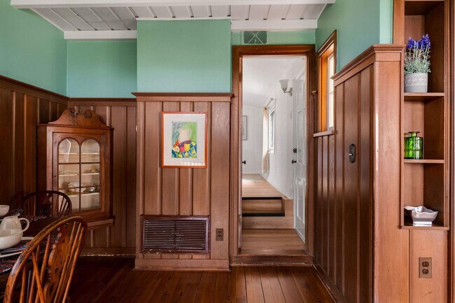 Building Photo - 1850 Castellana Rd