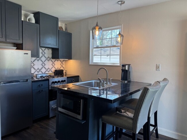 Building Photo - Adorable Garage Apartment Living in the Riverside Community