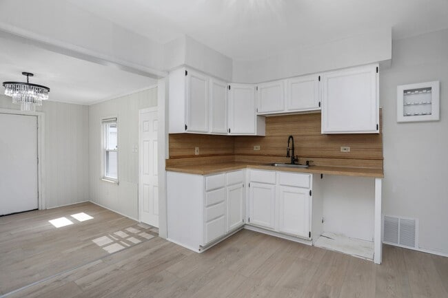 Building Photo - 12734 Riverview St