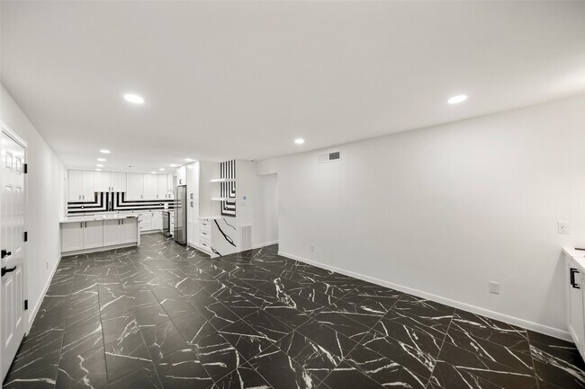 Building Photo - 2101 Fountain View Dr