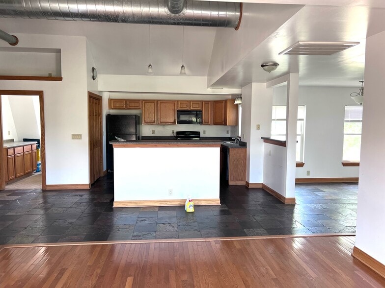 Full size kitchen - 1400 College Ave
