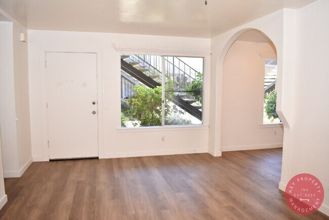 Building Photo - Charming 2-Bedroom East San Diego Apartment