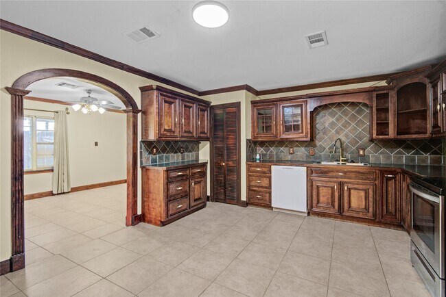 Building Photo - 8565 Ridgepoint Dr