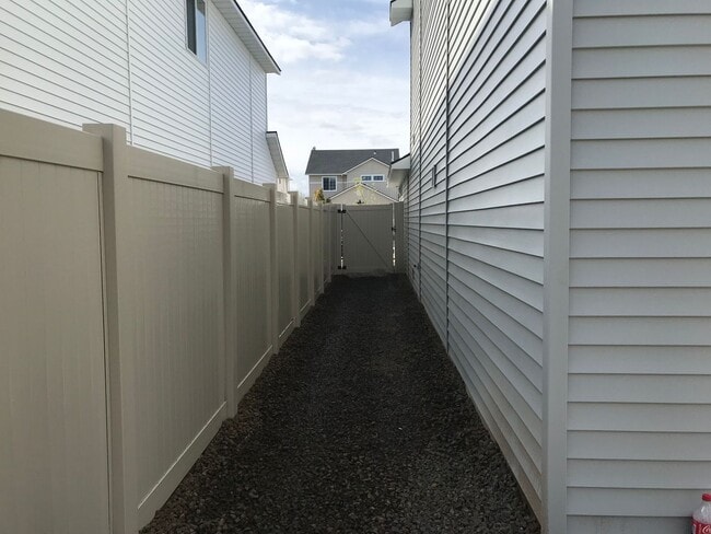 Building Photo - Beautiful brand new 3 bed/2.5 bath home in...