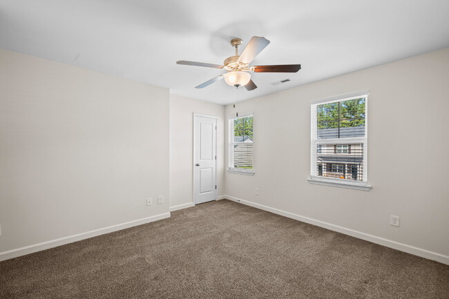 Building Photo - Charming 2-Bedroom, 2.5 Baths Townhouse in...