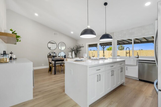 Building Photo - Beautifully Renovated 3 Bed/2 Bath Home in...