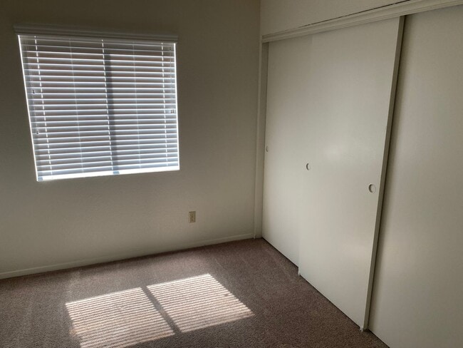 Building Photo - Henderson!!! 4 Bedrooms!! Single Story!! 2 car garage!! Big Back Yard!!! No HOA!! All Appliances!!