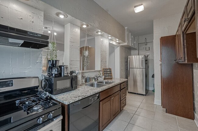 Building Photo - Furnished & Perfectly Located Downtown in ...