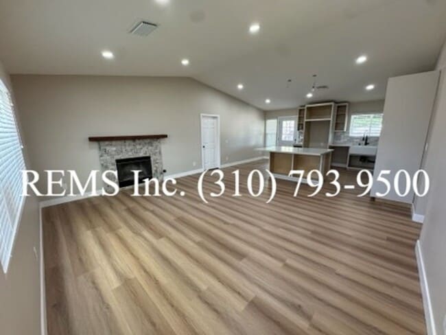 Building Photo - Remodeled Hersperia Front House with Laund...