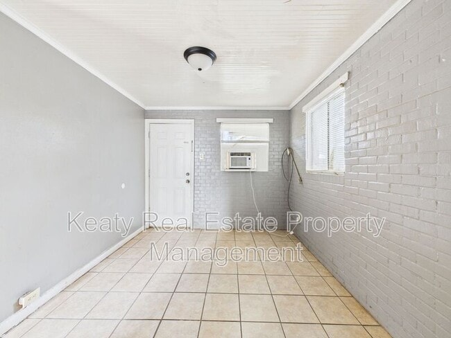 Building Photo - 704 13th St