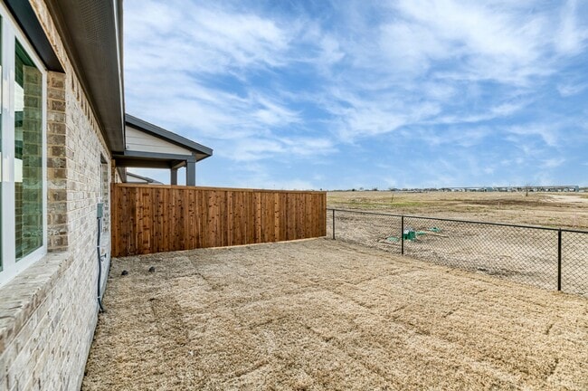 Building Photo - AVAILABLE NOW! 3 BEDROOM TRIPLEX  LOCATED ON 1-ACRE LOT IN MIDLOTHIAN, TX!