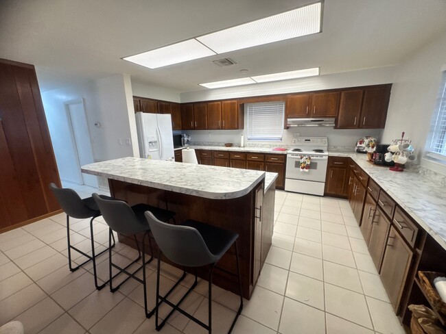 Building Photo - 19 Windy Point Rd