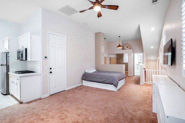Building Photo - Beautiful executive home in the Eastlake-C...
