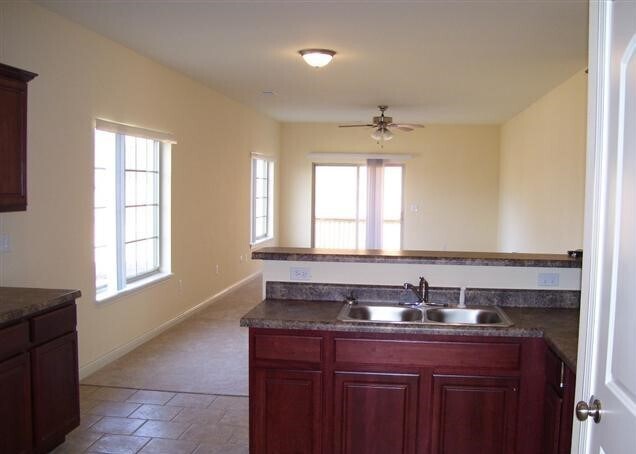 Building Photo - 3 bed 2 bath home with Fenced in backyard!