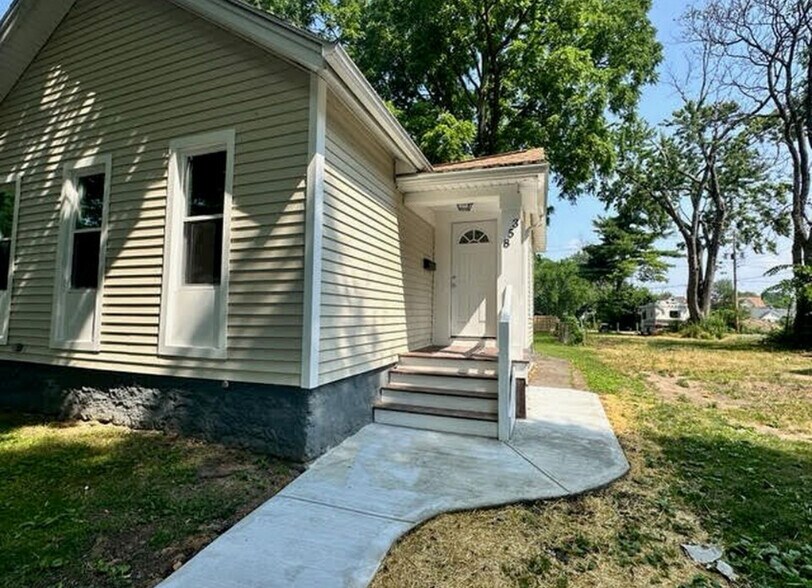 Building Photo - 358 Champlain St