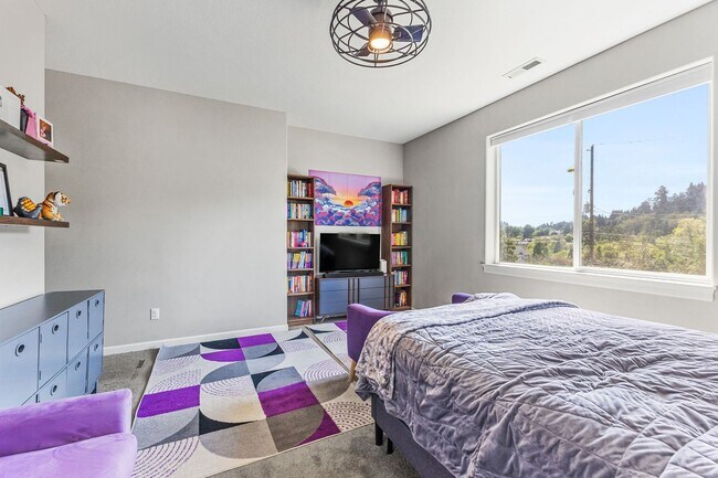 Building Photo - 5-bed, 3-bath Home in Scenic West Salem