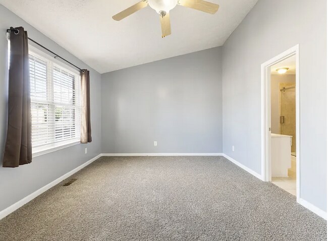 Building Photo - Renovated End-Unit Townhome with Spacious Primary Suite