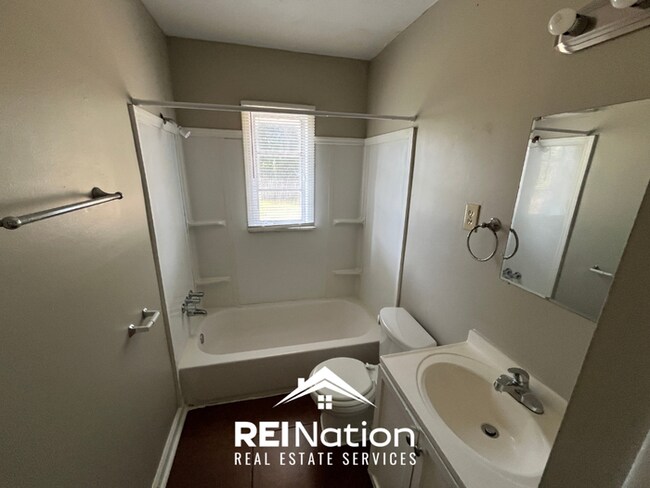 Building Photo - Charming 3BR/1.5BA Memphis Home | Hardwood Floors Throughout & Large Fenced Yard