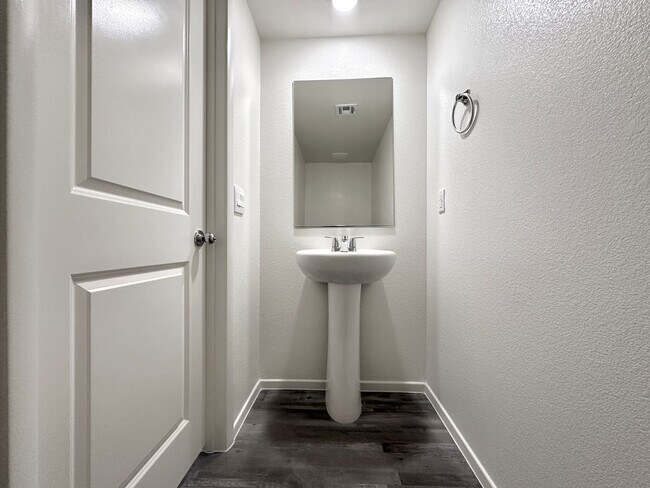 Building Photo - Decatur & Serene