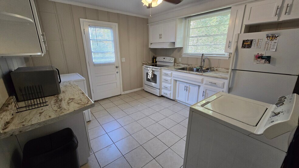 Building Photo - 3817 Burrus St