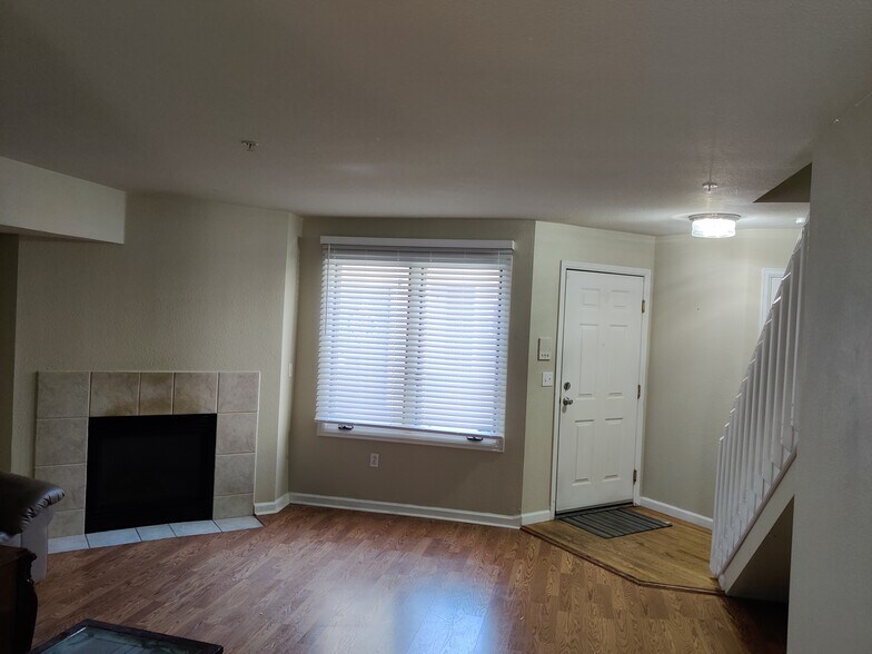 Building Photo - 1320 S Monaco Street Pky