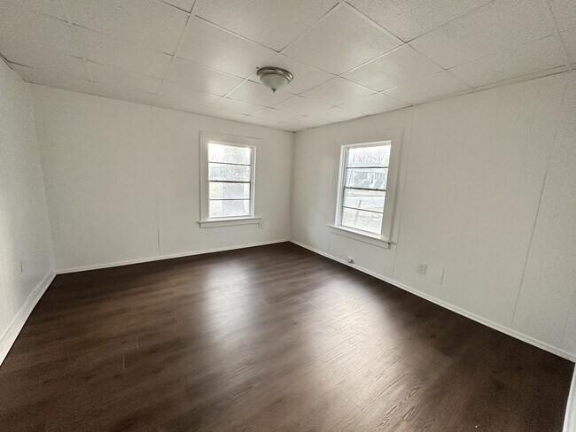 Building Photo - 112 Kappa Ave S