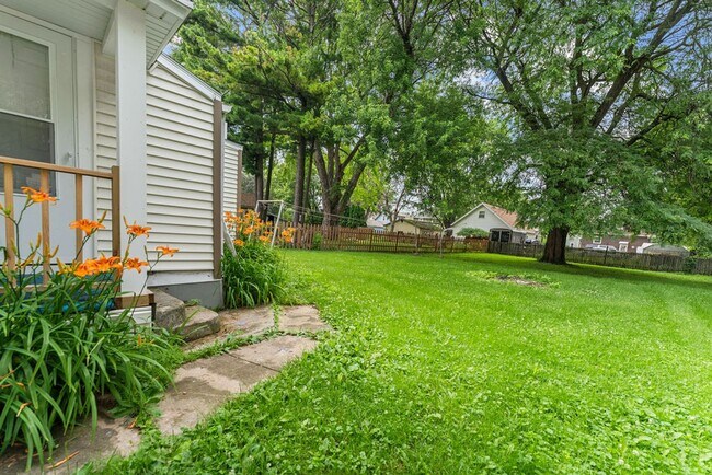 Building Photo - Original Charm with Modern Updates. PETS WELCOME