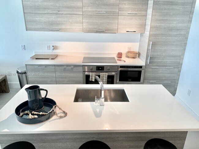 Building Photo - 650 NE 32nd St