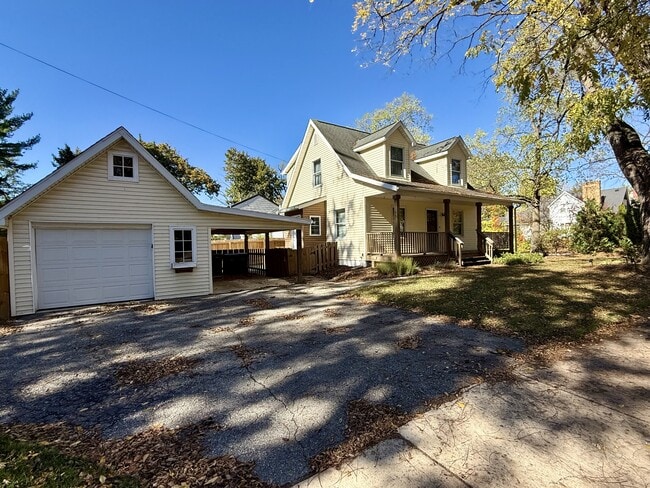 Building Photo - 718 Indianola Ave