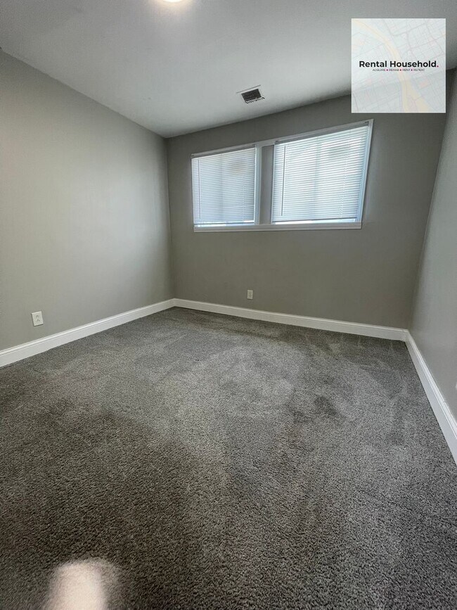 Building Photo - 18503 Riopelle St