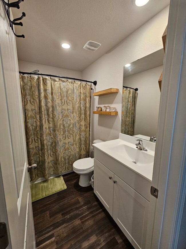 Building Photo - NEW LISTING!!!!!