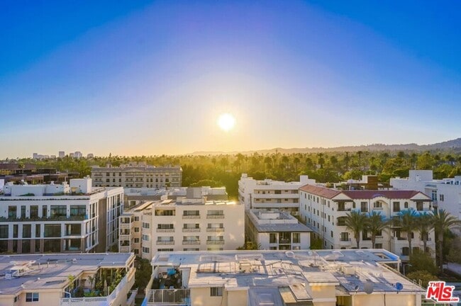 Building Photo - 435 N Oakhurst Dr