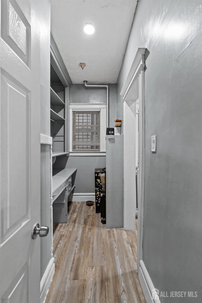 Building Photo - 922 Grove St