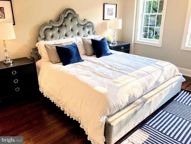 Building Photo - 106 7th St SE