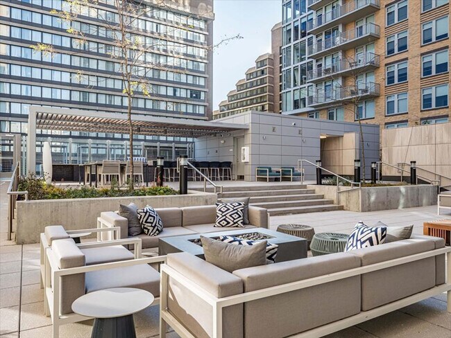 Building Photo - 400 Army Navy Dr