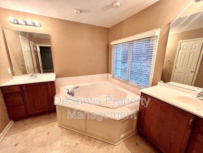 Building Photo - 945 Montclair Dr