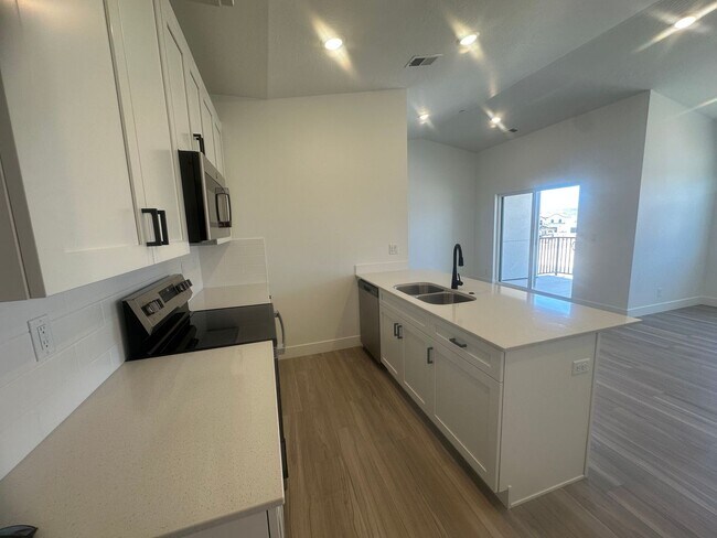 Building Photo - Luxury 3 bedroom Condo in Desert Color!