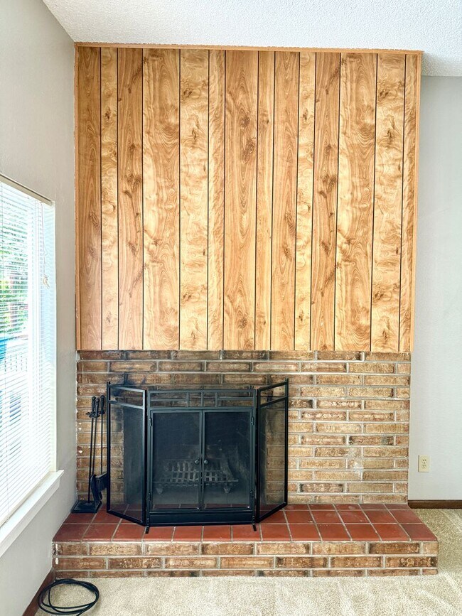 Building Photo - Spacious 2 Bedroom in Idyllic Location