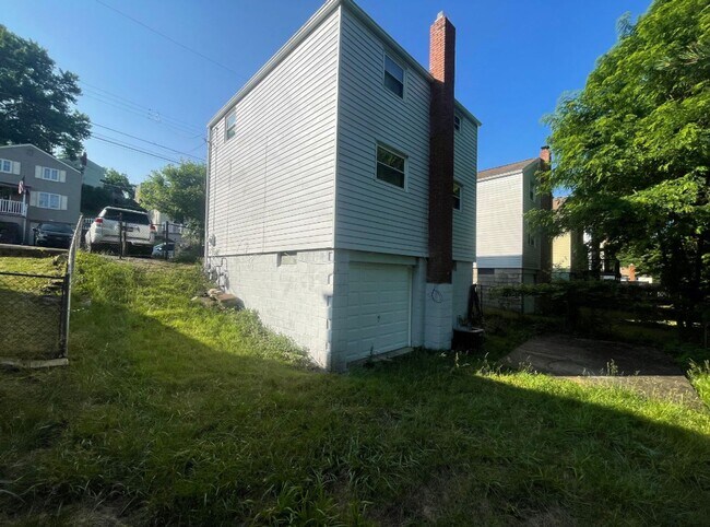 Building Photo - Quaint home with flexible layout, updated kitchen, and a private-feeling backyard in convenient W...