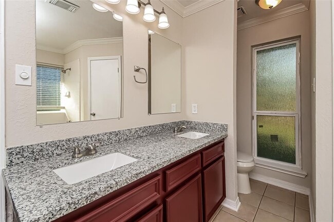 Building Photo - 8610 Greenleaf Lake Dr