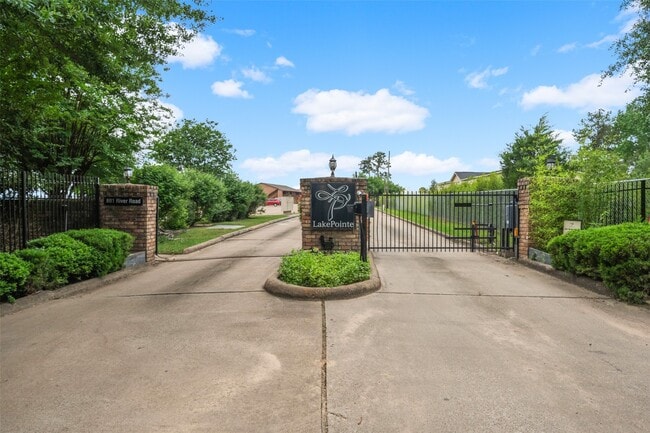 Building Photo - 801 River Rd