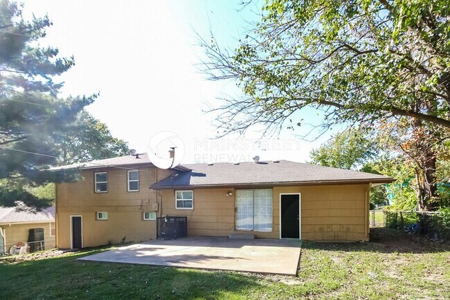 Building Photo - 3 Bedroom Pet-Friendly Home in Kansas City, MO with Main Street Renewal