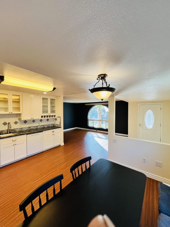 Building Photo - $3,100 - 2 Bed / 1 Bath House in Crest - Ready for Move in!