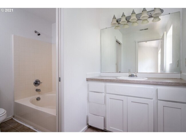 Building Photo - Great Townhouse near Tanasborne