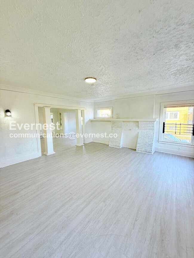 Building Photo - 3 Bed/1 Bath Home with Laundry Hookups / Pet-Friendly / Vouchers Accepted / Available Soon!