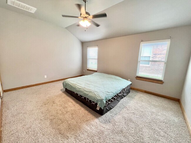 Building Photo - ?4 Bedroom Home plus Study Room! Yukon Sch...