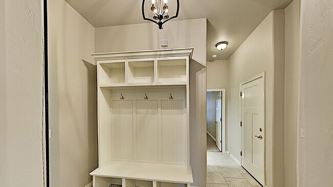 Building Photo - 4 Bedroom 2 Bathroom 2 Car Garage Home with Storm Shelter in East Edmond