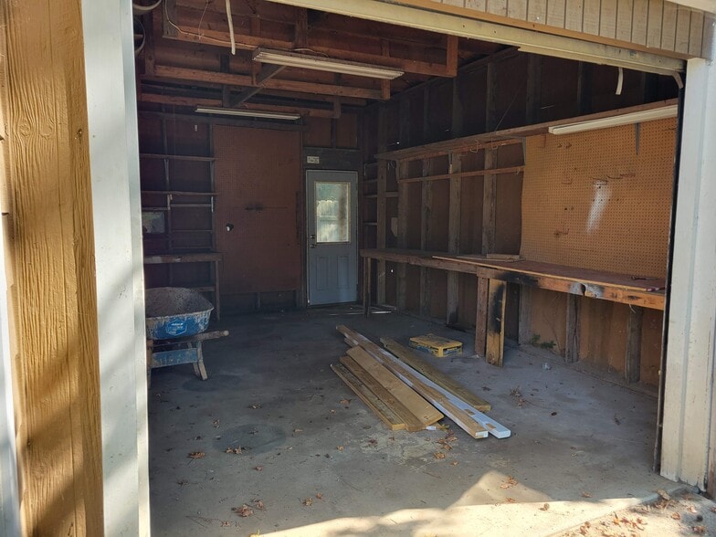 Workshop Garage - 18 Brown Dr SW