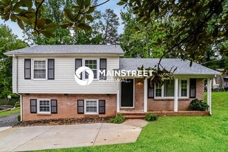 Building Photo - 4 Bedroom Pet-Friendly Home in Charlotte, NC with Main Street Renewal