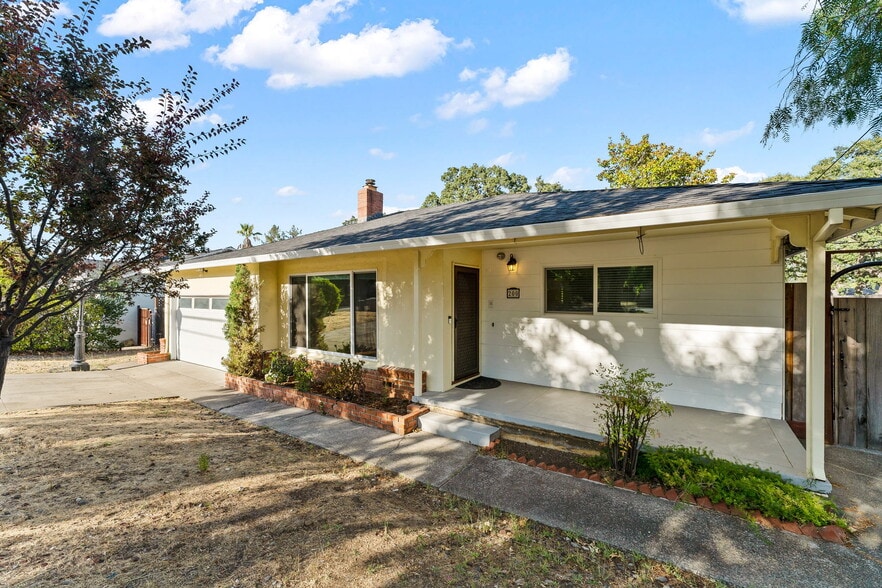 Building Photo - 200 Los Ranchitos Rd